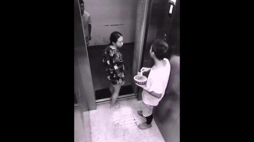 最倒霉的吃瓜视频,一瓜未吃，满身狼藉！  第2张