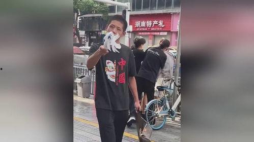 男子路边吃瓜拍视频湖南,男子路边吃瓜拍视频，引发网友热议