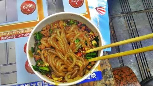 吃小瓜配酸辣粉视频,夏日清爽美食新体验