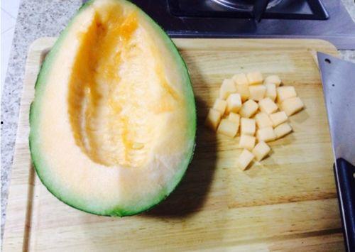 男人吃哈密瓜的视频,男士品尝美味瞬间