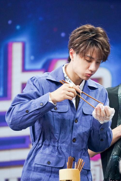 王一博吃瓜少年视频,揭秘娱乐圈幕后故事 第3张 王一博吃瓜少年视频,揭秘娱乐圈幕后故事 第3张