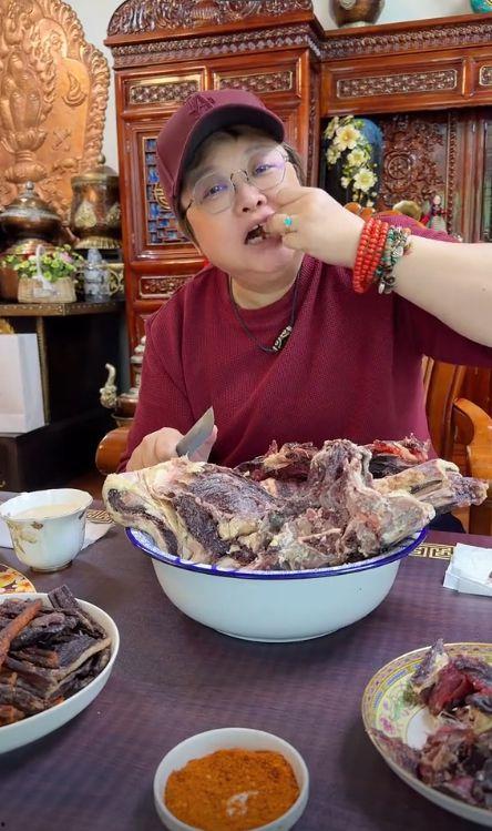 刘大瓜吃生肉是真的吗视频,刘大瓜吃生肉挑战真相揭秘  第3张