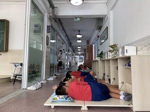 小学生走廊吃瓜视频网站,小学生走廊吃瓜视频走红网络