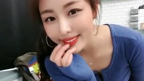 网红吃瓜美女是谁呀视频,视频走红背后的故事 第3张 网红吃瓜美女是谁呀视频,视频走红背后的故事 第3张