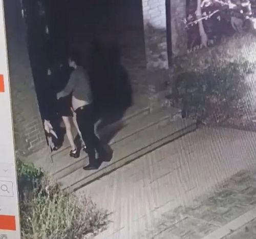 情侣吃瓜视频自录,情侣自录吃瓜视频揭秘甜蜜日常  第2张