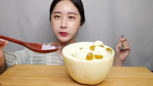 美女吃哈密瓜干视频,美女品尝哈密瓜干，甜蜜滋味尽收眼底  第2张