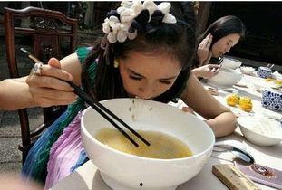 大学生拿着碗吃瓜视频大全,大学生创意吃瓜方式大盘点 第2张 大学生拿着碗吃瓜视频大全,大学生创意吃瓜方式大盘点 第2张