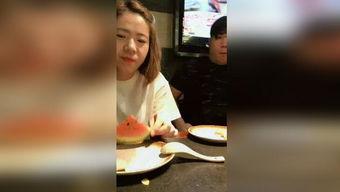 搞笑吃瓜比赛视频,观众笑到肚子疼  第2张