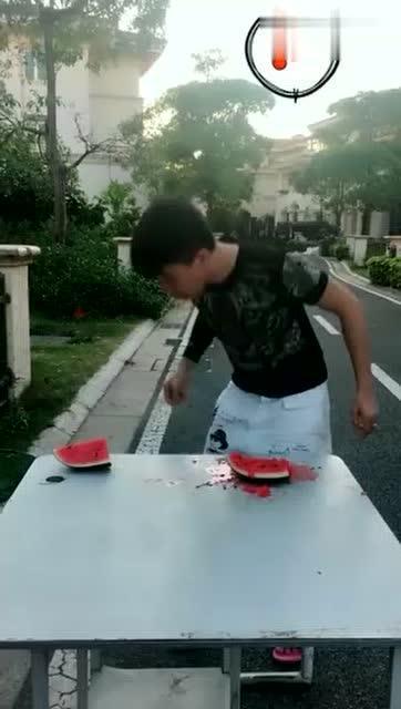 搞笑吃瓜比赛视频,观众笑到肚子疼  第3张