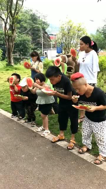 砸西瓜路人吃瓜视频,围观群众抢食瓜果狂欢现场