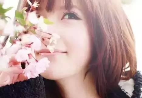 爱笑的女人吃瓜视频,揭秘爱笑女人吃瓜视频的魅力  第2张