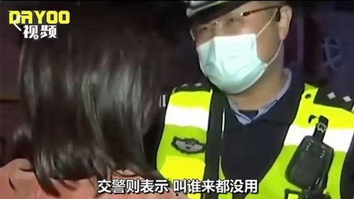 外国吃瓜被误伤事件视频  第2张