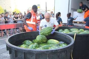 群众欢乐吃瓜视频,吃瓜视频里的欢乐时光  第2张