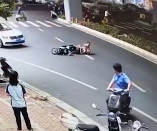 广西男子骑车吃瓜视频曝光,视频曝光引发网友热议  第2张