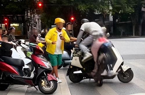 广西男子骑车吃瓜视频曝光,视频曝光引发网友热议  第3张