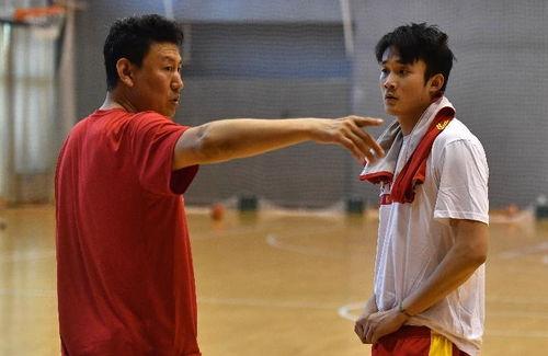 亚运会教练吃瓜视频,现场瞬间爆笑！