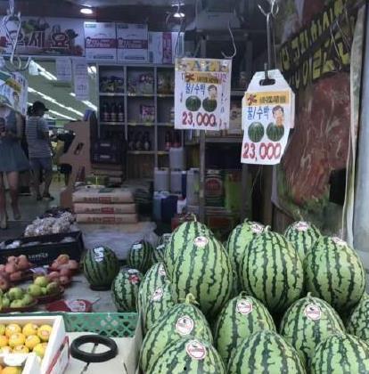 贵州遵义大街上吃瓜视频,一幕幕趣味横生  第3张