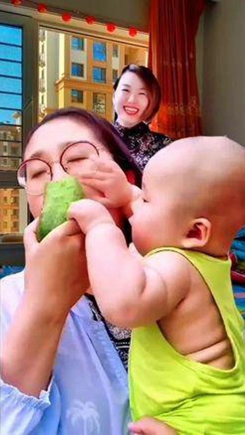 搞笑视频宝宝吃瓜,萌态百出，笑料连连！  第2张