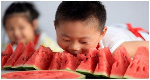 外国人吃喜瓜的视频,体验传统婚庆美食文化  第3张