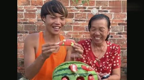 二哥吃瓜事件视频播放,视频播放背后的热议与真相 第3张 二哥吃瓜事件视频播放,视频播放背后的热议与真相 第3张