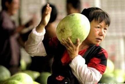 校园六人吃瓜视频,一场吃瓜视频引发的校园热议  第2张