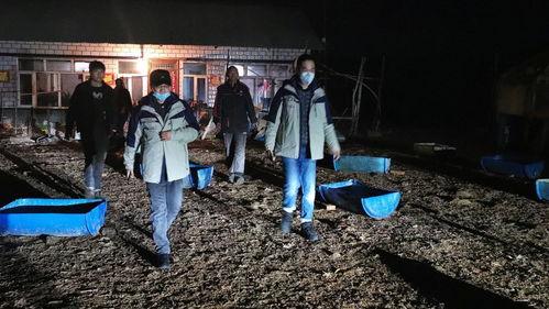 小分队在窗外吃瓜视频,小分队共享夏日悠闲时光  第3张