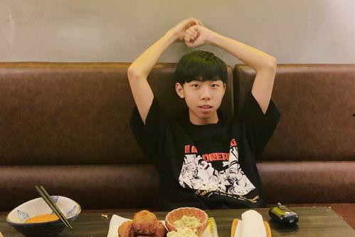 虎牙人吃瓜视频,人吃瓜视频，揭秘网络红人幕后生活  第3张