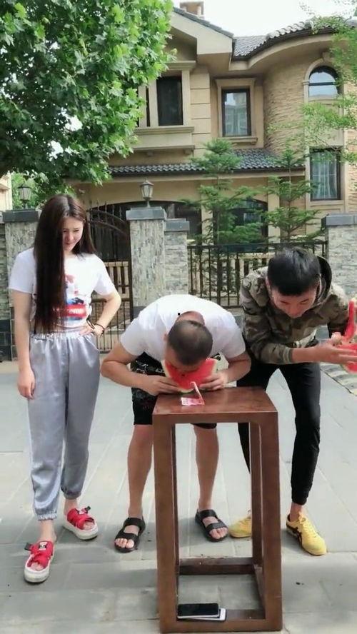 两个人吃瓜的搞笑视频,两人吃瓜视频笑料横生，网友直呼“太欢乐”