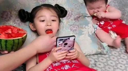 小女孩送瓜给爸爸吃视频