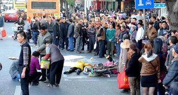 路遇车祸男子吃瓜视频  第3张