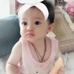 儿童吃哈密瓜的视频,小宝贝品尝美味哈密瓜  第2张