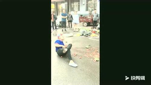 小伙吃瓜看落水的视频,小伙直播看落水，网友热议意外场面  第2张